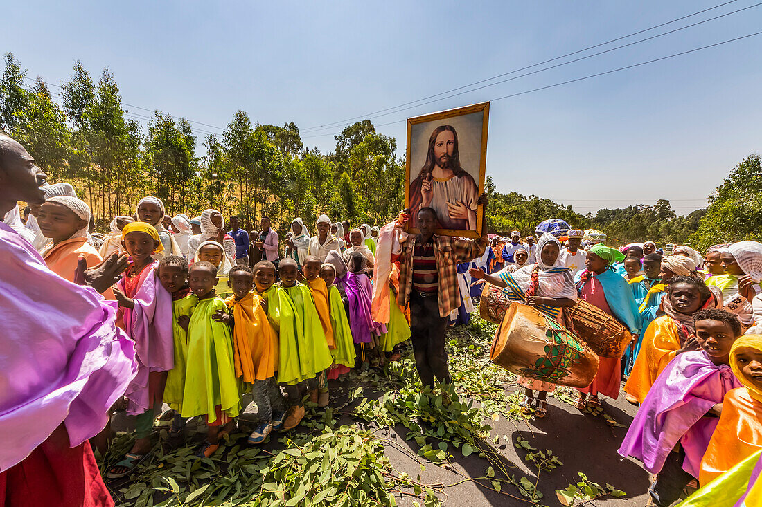 Menschen bei einer Timkat-Prozession während des orthodoxen Tewahedo-Dreikönigsfestes, das am 19. Januar gefeiert wird; Sodo, Region der südlichen Nationalitäten und Völker, Äthiopien