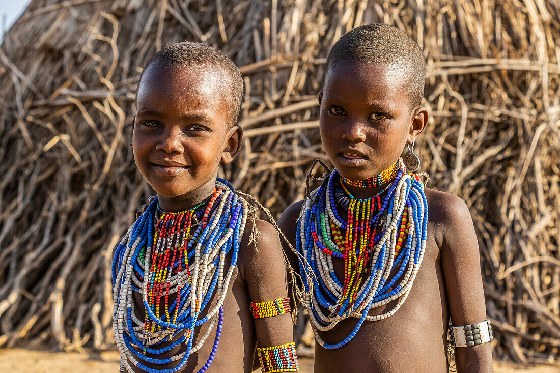 Arbore-Mädchen im Dorf Arbore, Omo-Tal; Region der Nationalitäten und Völker des Südens, Äthiopien