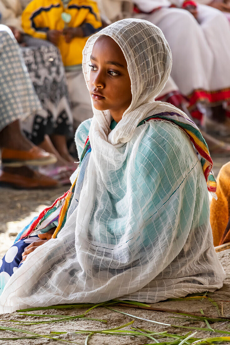 Ein junges äthiopisches Mädchen in der Sankt-Georgs-Kirche während des Timkat, dem orthodoxen Tewahedo-Dreikönigsfest, das am 19. Januar gefeiert wird; Ziway, Region Oromia, Äthiopien