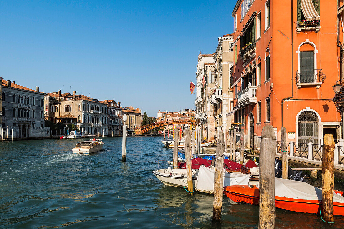 Festgemachte Boote auf dem Canal Grande und Palastgebäude im Stil der Renaissance mit der Accademia-Fußgängerbrücke im Hintergrund, San Marco; Venedig, Venetien, Italien