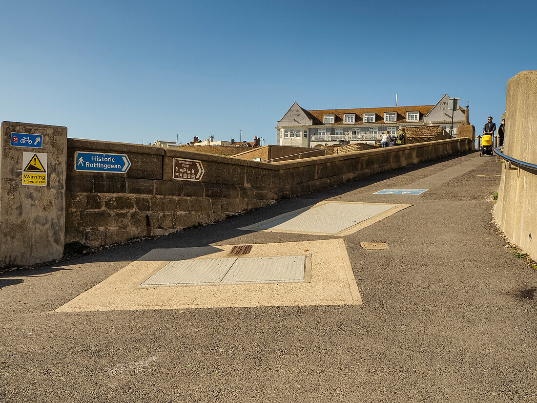 Wegweiser nach Rottingdean Village von der Strandpromenade aus gesehen; Rottingdean, East Sussex, England