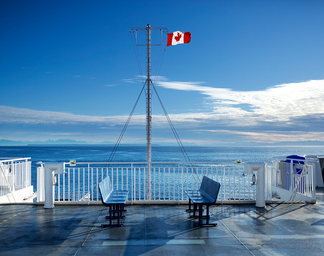 Deck der neuen BC-Fähre mit kanadischer Flagge nach Mayne Island; Britisch-Kolumbien, Kanada