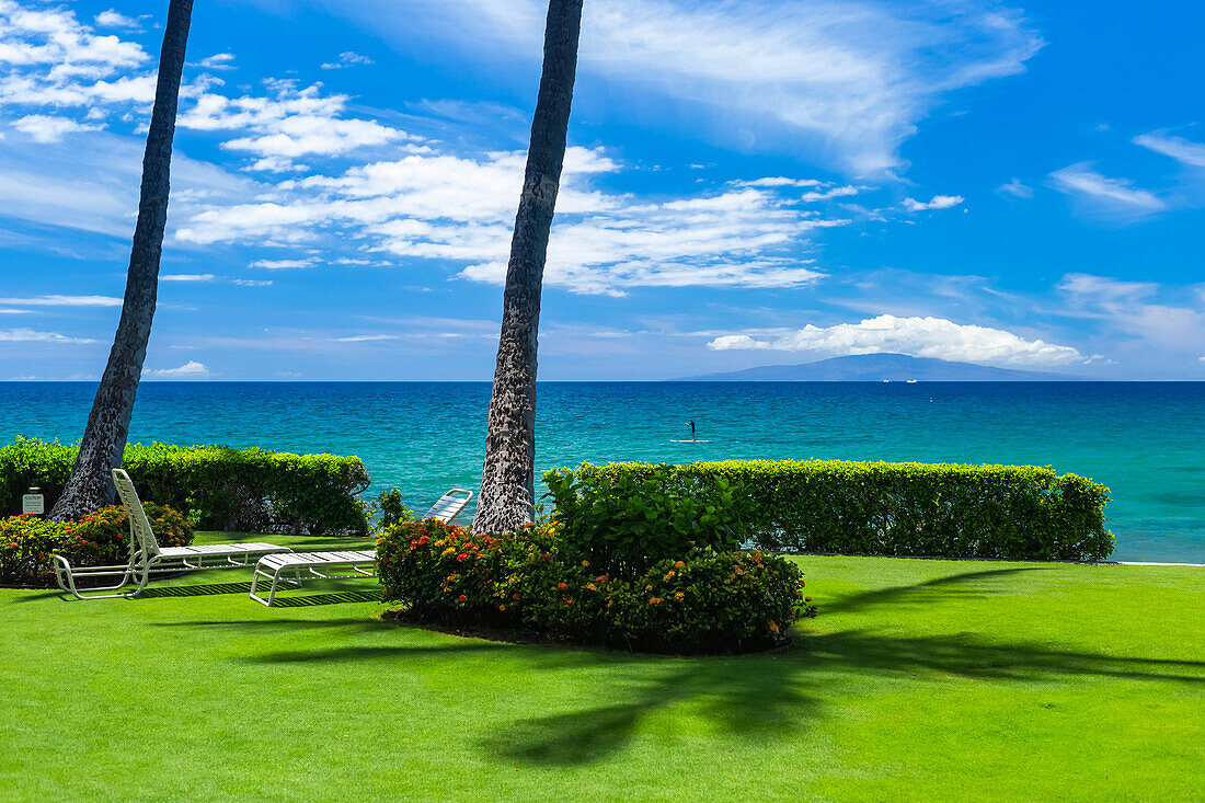 Liegestühle auf üppigem Gras mit Aussicht, Kamaole One und Two Strände, Kamaole Beach Park; Kihei, Maui, Hawaii, Vereinigte Staaten von Amerika