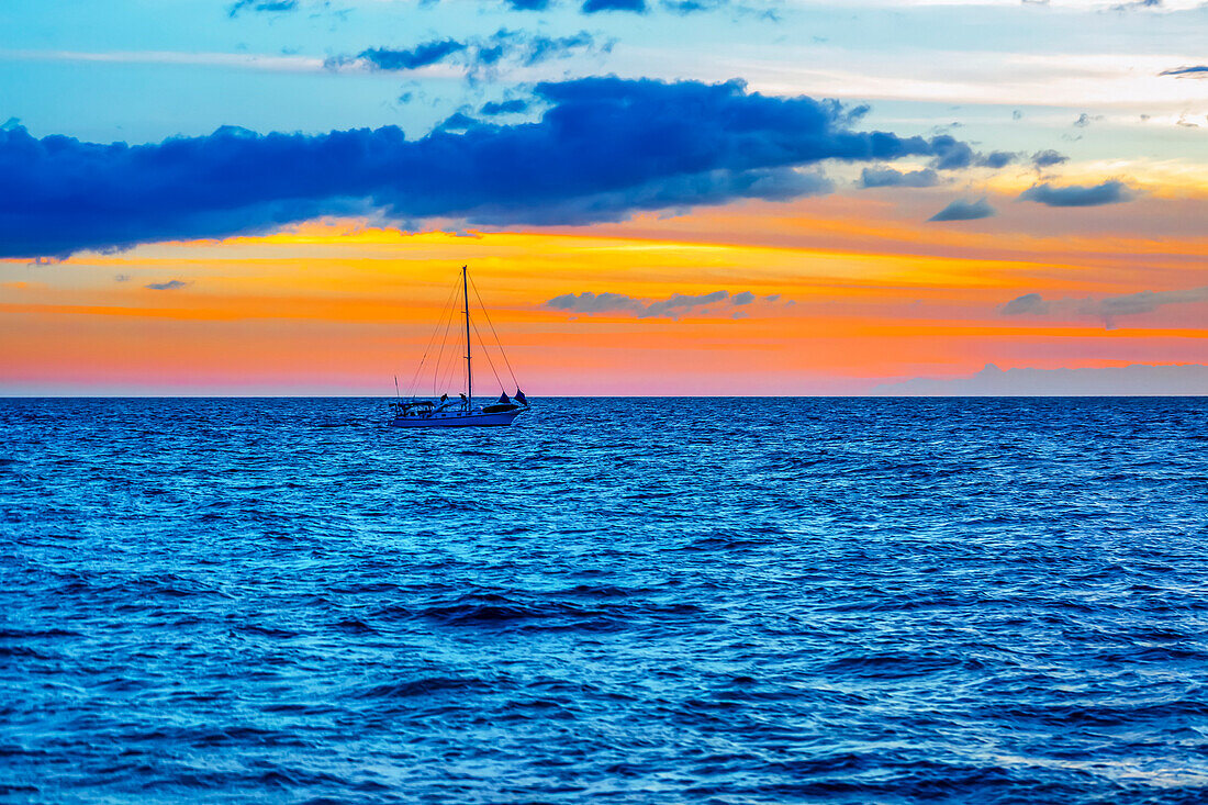 Segelboot im Ozean vor der Küste der Strände Kamaole One und Two, Kamaole Beach Park; Kihei, Maui, Hawaii, Vereinigte Staaten von Amerika