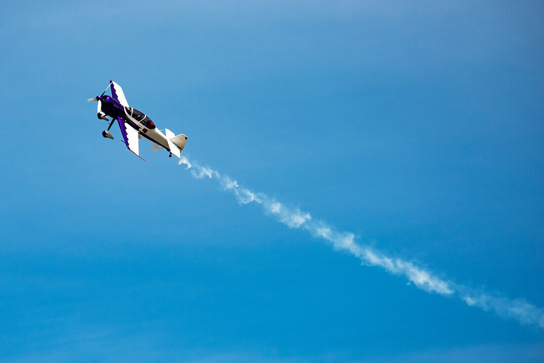 Sukhoi-29 Flugzeug mit Rauchfahne bei Kunstflugmanövern auf der Olympic Air Show 2019, Olympic Airport; Olympia, Washington, Vereinigte Staaten von Amerika