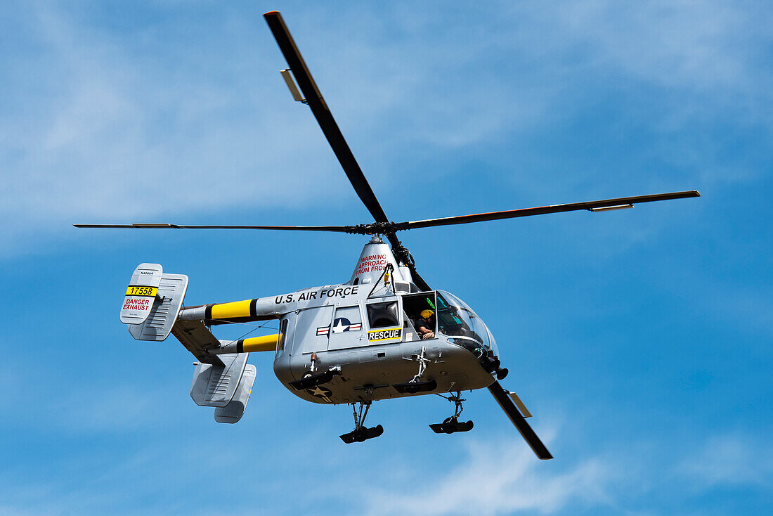 Kaman HH-43F Huskie Helicopter, im Besitz des Olympic Flight Museum, bei Kunstflugmanövern im Rahmen der Olympic Air Show 2019, Olympic Airport; Olympia, Washington, Vereinigte Staaten von Amerika