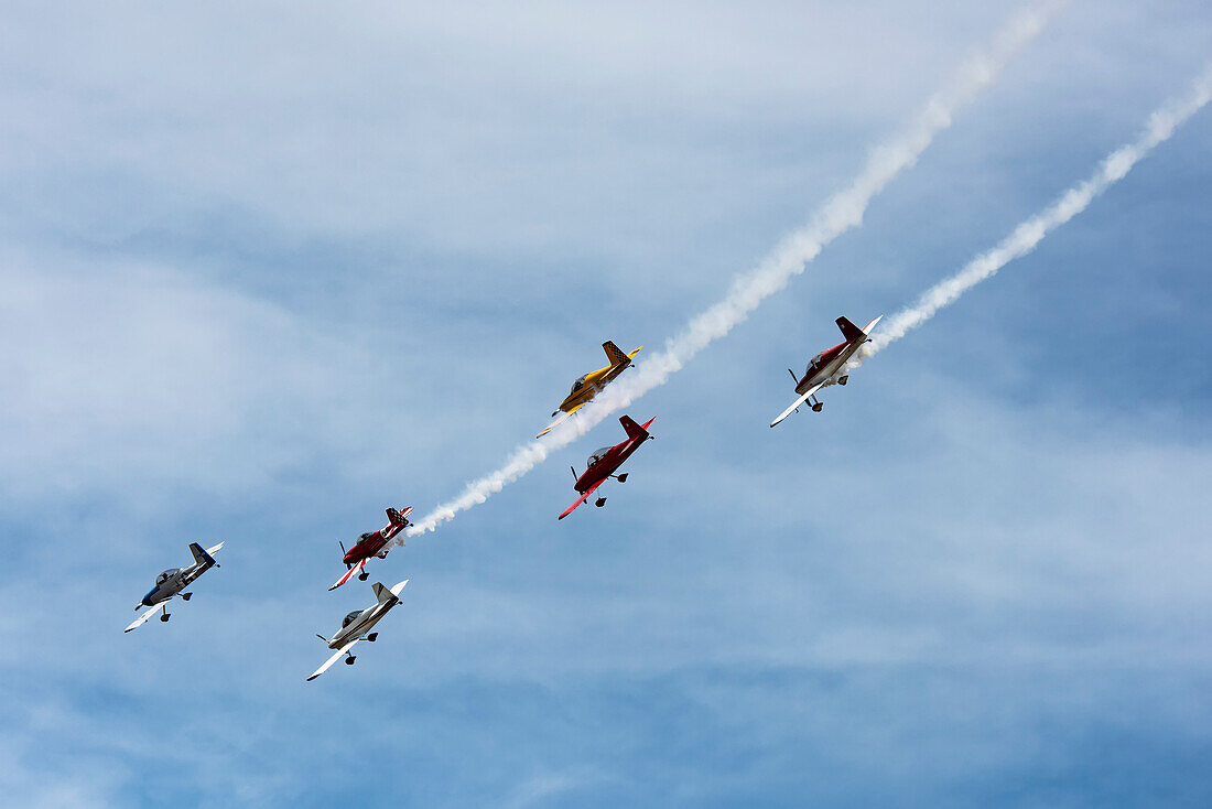 Das West Coast Raves Flugteam fliegt in Formation in ihren selbstgebauten RV-Flugzeugen und vollführt Kunstflugmanöver bei der Olympic Air Show 2019, Olympic Airport; Olympia, Washington, Vereinigte Staaten von Amerika