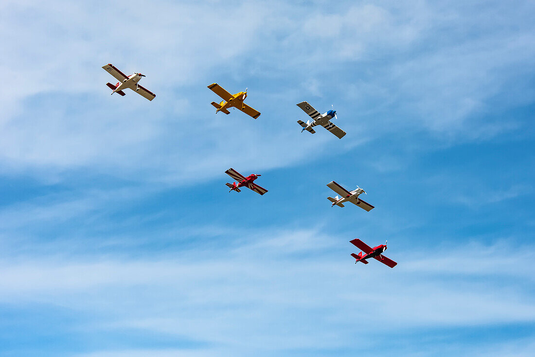 Das West Coast Raves Flugteam fliegt in Formation in ihren selbstgebauten RV-Flugzeugen und vollführt Kunstflugmanöver bei der Olympic Air Show 2019, Olympic Airport; Olympia, Washington, Vereinigte Staaten von Amerika