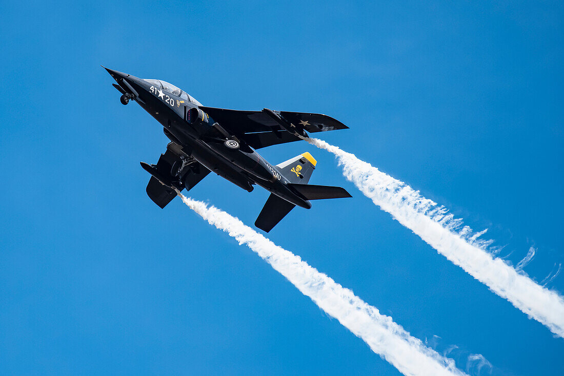 Die DORNIER GMBH ALPHA-JET von 1981 mit Rauchentwicklung bei Kunstflugmanövern mit ausgefahrenem Fahrwerk bei der Olympic Air Show 2019, Olympic Airport; Olympia, Washington, Vereinigte Staaten von Amerika