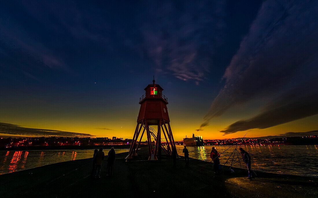 Leuchtturm Herd Groyne und dramatischer Sonnenuntergang; South Shields, Tyne and Wear, England