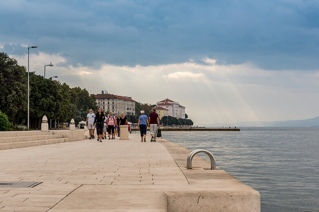 Nova Riva, wo sich die Meeresorgel, ein architektonisches Klangkunstobjekt, befindet; Zadar, Kroatien