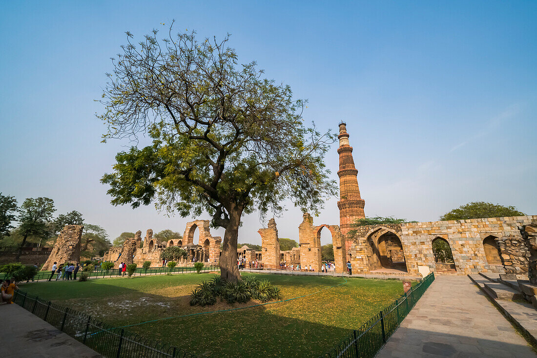 Die historische Sehenswürdigkeit Qutub Minar; Delhi, Indien