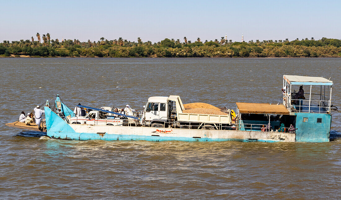 Autofähre auf dem Nil; Kerma, Nordstaat, Sudan