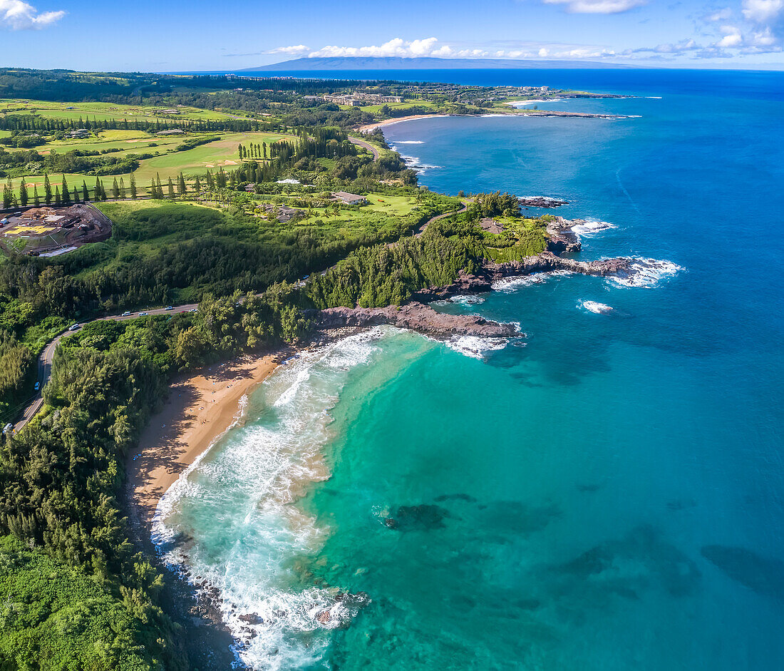 Ein Luftbild von Slaughterhouse Beach mit Blick zurück nach Kapalua und der Insel Lanai am Horizont; Lahaina, Maui, Hawaii, Vereinigte Staaten von Amerika