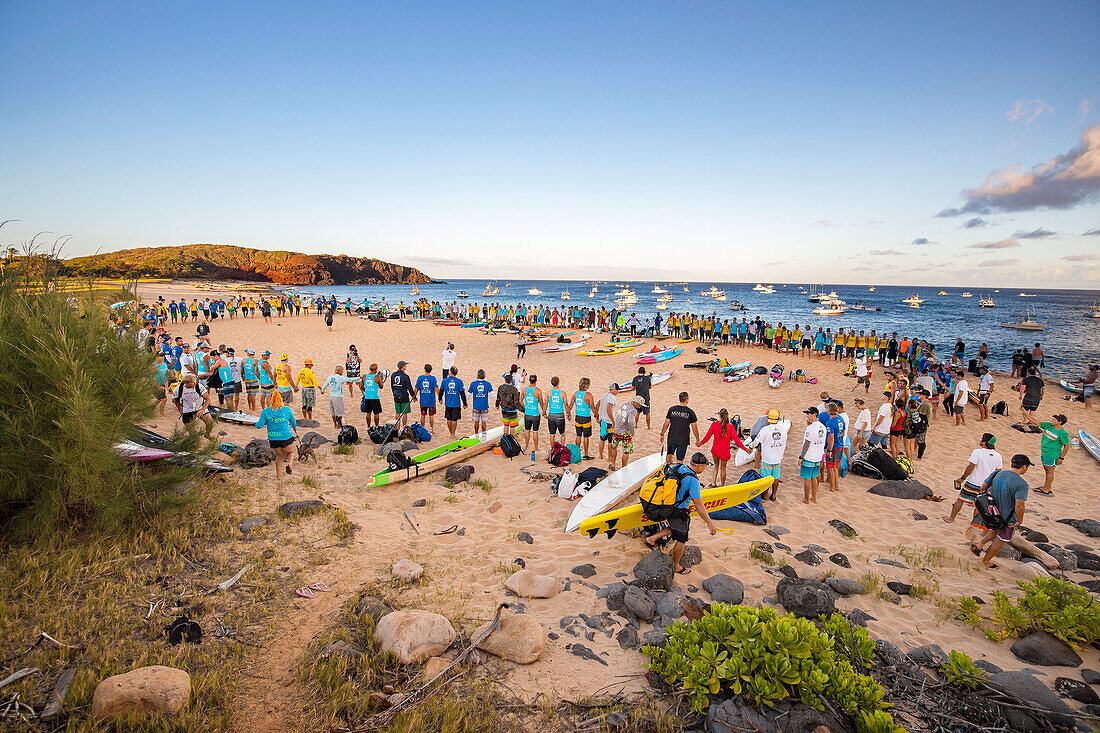 Die morgendliche Segnung am Strand vor den 21. jährlichen Molokai to Oahu Paddleboard World Championships am Sonntag, 30. Juli 2017, Kepuhi Beach; Kaluakoi, Molokai, Hawaii, Vereinigte Staaten von Amerika