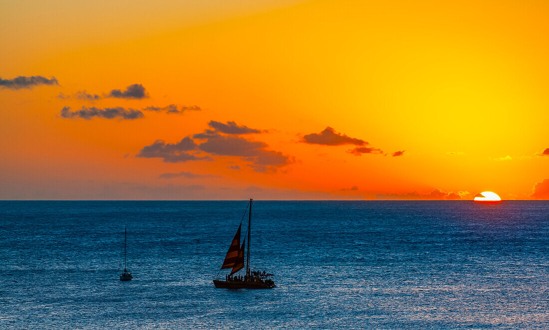 Sonnenuntergang über dem Meer mit Segelbooten vor Waikiki Beach; Honolulu, Oahu, Hawaii, Vereinigte Staaten von Amerika