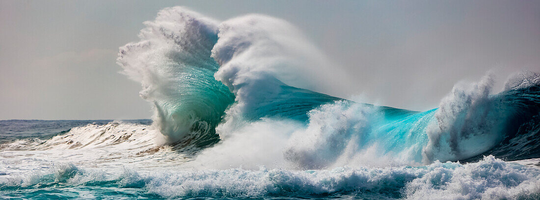 Ozeanwellen, die vor der Na Pali-Küste an die Küste prallen; Kauai, Hawaii, Vereinigte Staaten von Amerika