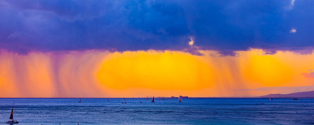 Sturmwolken mit Regen und hellgelb leuchtenden Wolken bei Sonnenuntergang vor Waikiki Beach mit einer Silhouette von Segelbooten im Wasser; Honolulu, Oahu, Hawaii, Vereinigte Staaten von Amerika