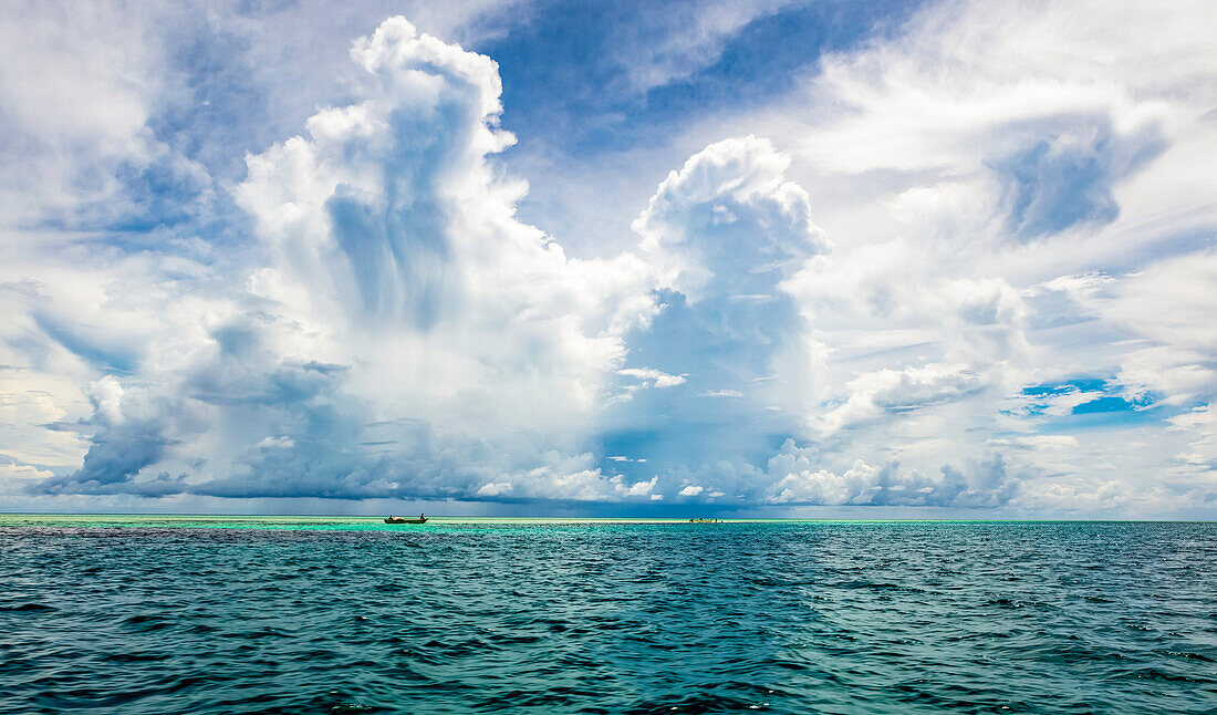Türkisfarbenes Wasser des Pazifischen Ozeans mit einem wolkenverhangenen Himmel über dem Kopf; Malolo Island, Fidschi