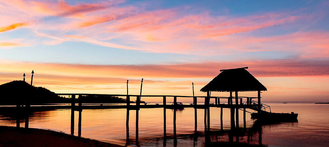 Pier vor der Malolo-Insel im Südpazifik bei Sonnenaufgang; Malolo-Insel, Fidschi