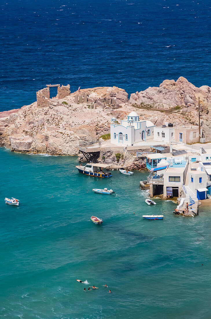 Dorf Fyropotamos mit Booten im kleinen Hafen und Ruinen am Ufer; Fyropotamos, Insel Milos, Kykladen, Griechenland
