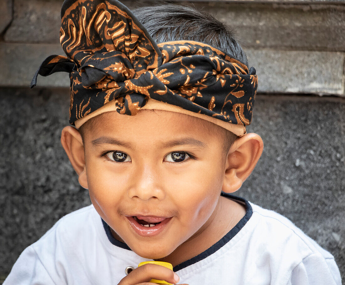 Balinesischer Junge bei einer Tempelzeremonie; Marga, Bali, Indonesien