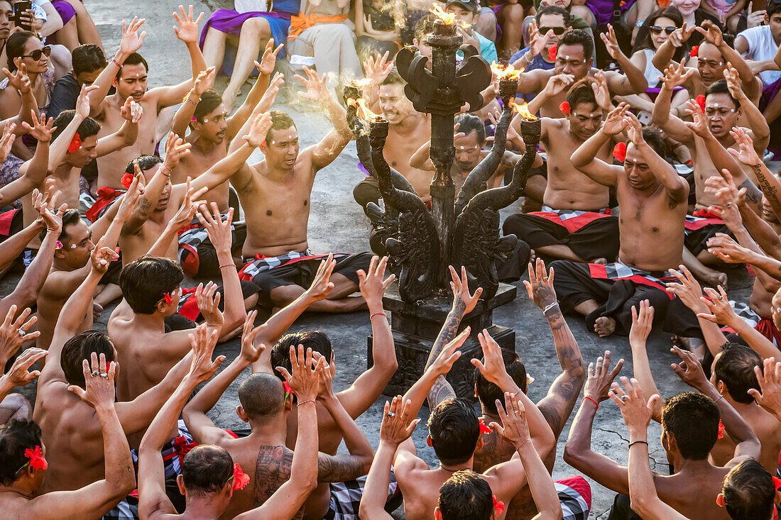 Kecak-Tanzvorführung; Uluwatu, Bali, Indonesien