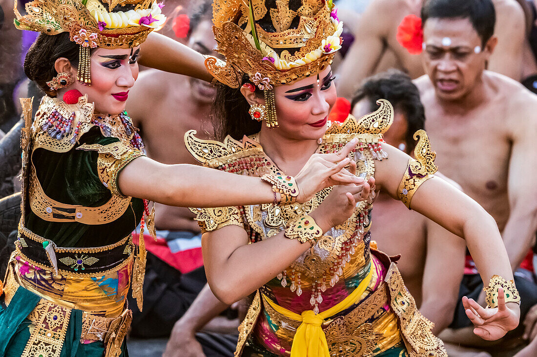 Kecak-Tanzvorführung; Uluwatu, Bali, Indonesien