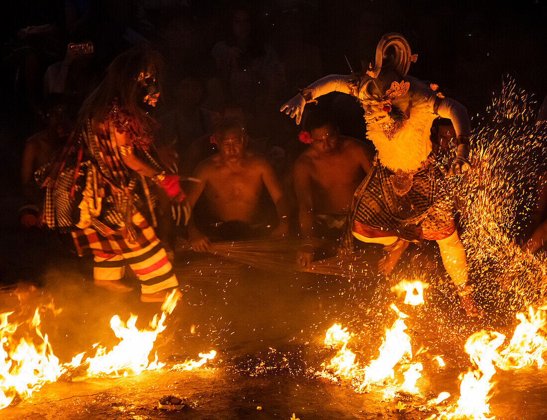 Feuertanz während einer Kecak-Tanzvorführung; Uluwatu, Bali, Indonesien