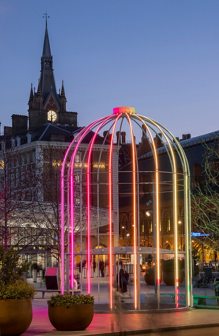 Vogelkäfig, eine Kunstinstallation in Kings Cross in der Dämmerung; London, England