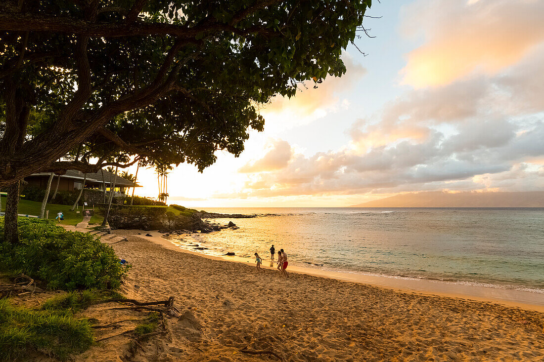 Touristen genießen den Kapalua Beach bei Sonnenuntergang; Ka'anapali, Maui, Hawaii, Vereinigte Staaten von Amerika