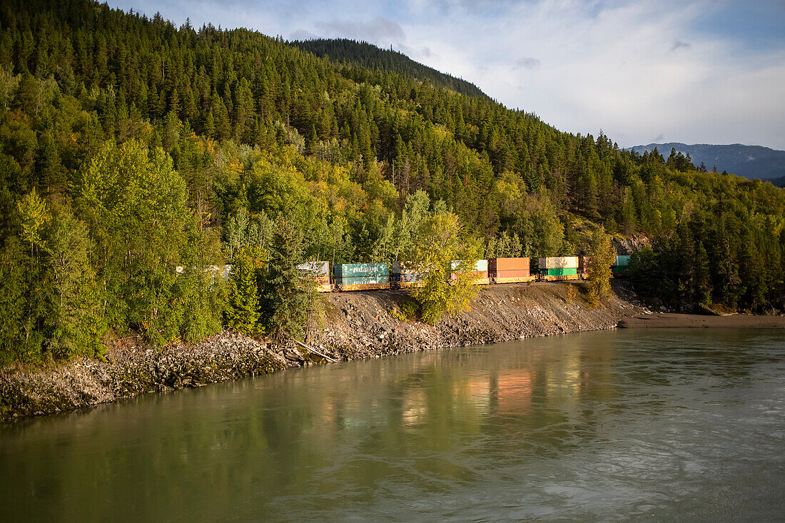 Skeena River und Canadian National Railway-Strecke; Terrace, British Columbia, Kanada