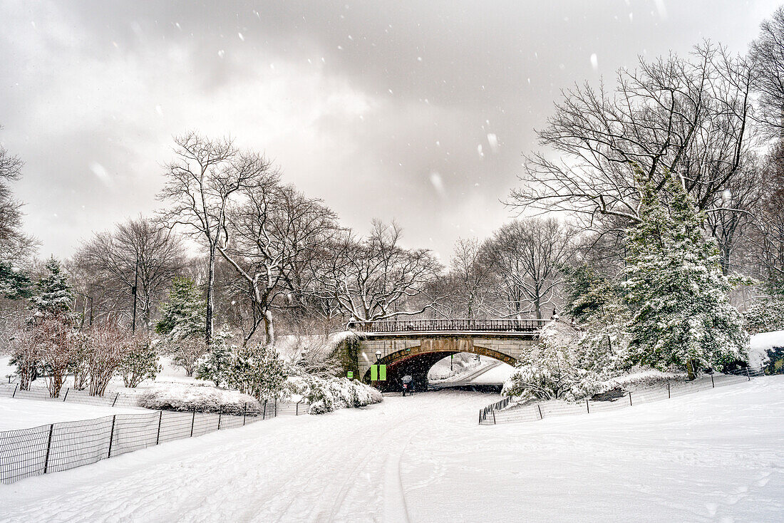 Schneefall am Winterdale Arch, Central Park; New York City, New York, Vereinigte Staaten von Amerika