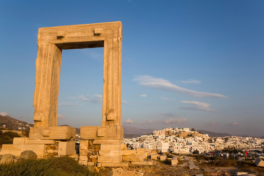 Apollo-Tempel (Portara) in der Abenddämmerung; Chora, Insel Naxos, Kykladen, Griechenland