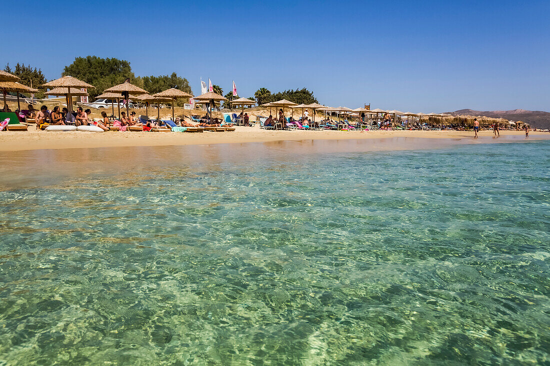 Ferienanlage mit Stühlen und Unterstand am Strand von Plaka am Mittelmeer; Insel Naxos, Kykladen, Griechenland