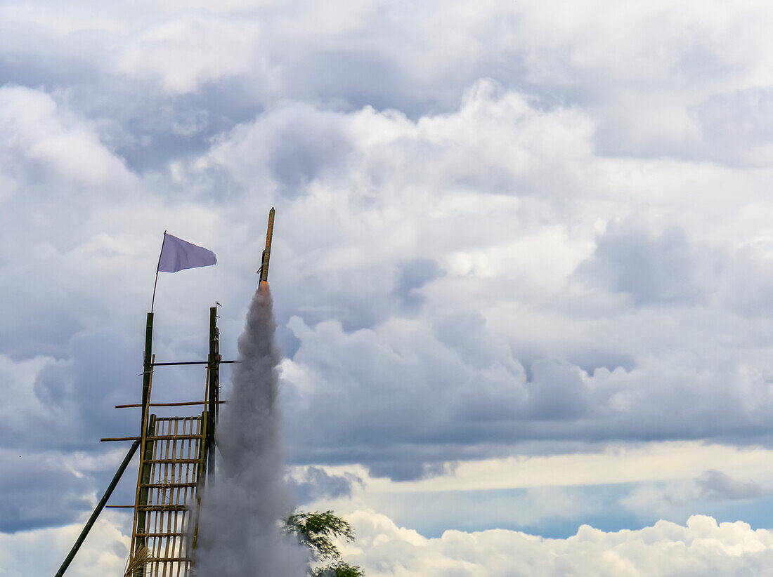 Start einer Rakete in den Himmel während eines myanmarischen Festes; Yawngshwe, Shan-Staat, Myanmar