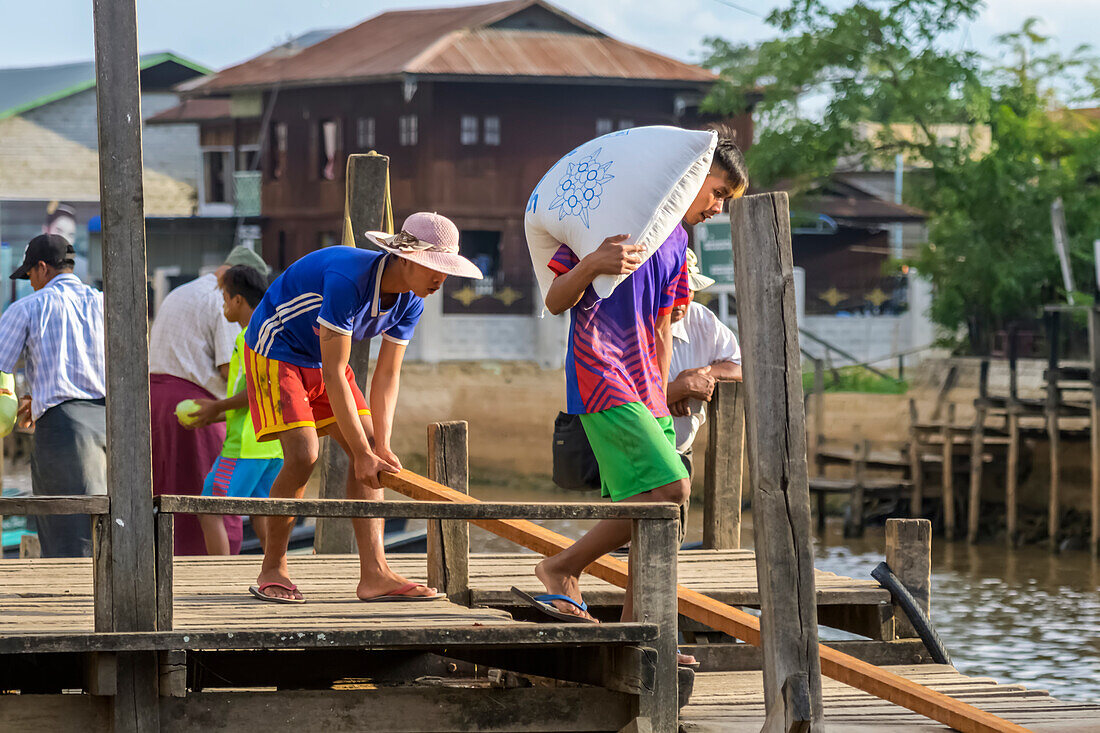 Jungen arbeiten am Hafen; Yawngshwe, Shan-Staat, Myanmar