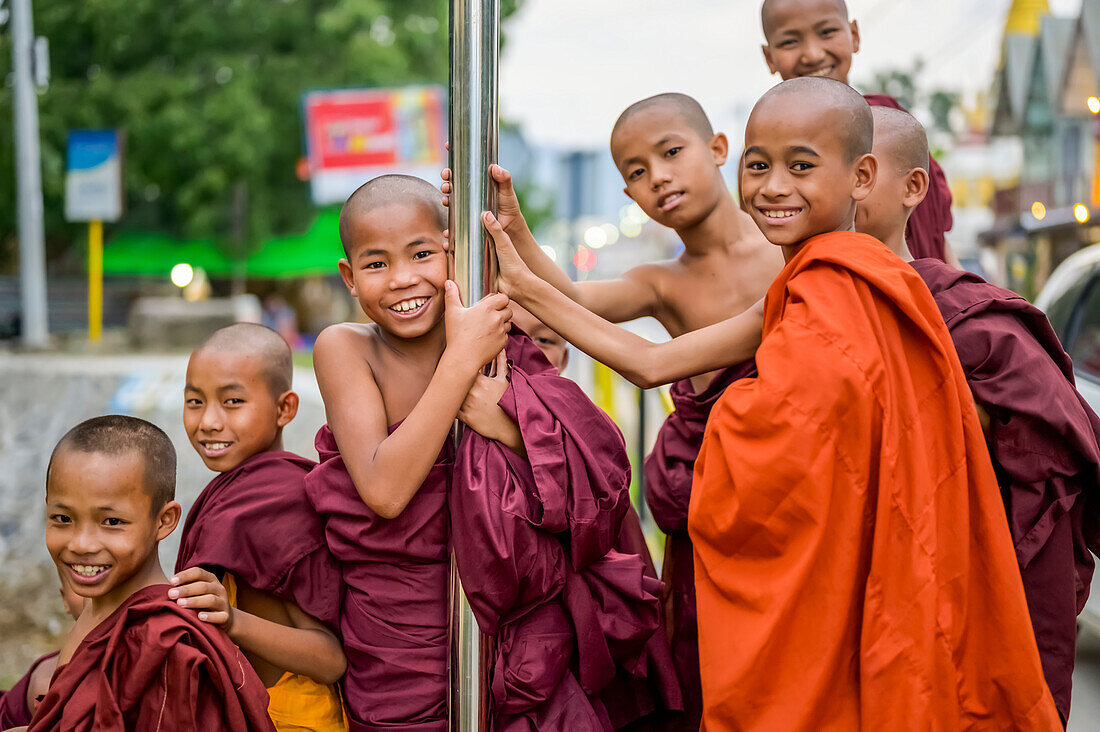 Junge buddhistische Mönche posieren für die Kamera; Yawngshwe, Shan-Staat, Myanmar