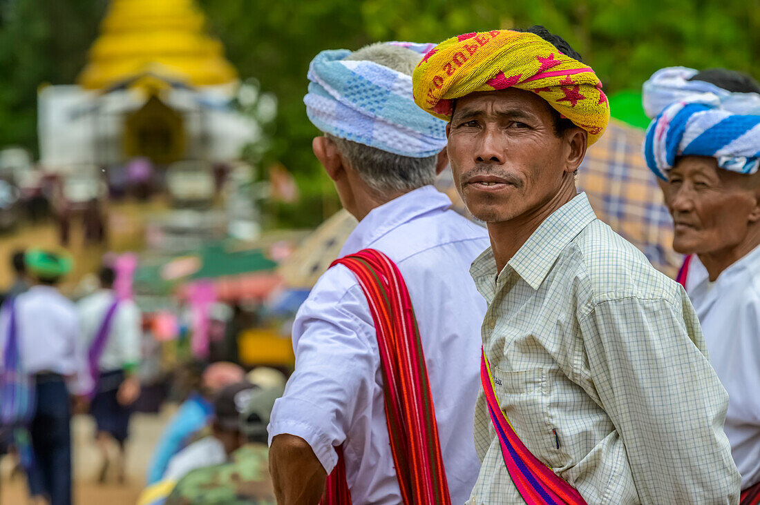 Pa'O-Männer mit bunter traditioneller Kopfbedeckung; Yawngshwe, Shan-Staat, Myanmar
