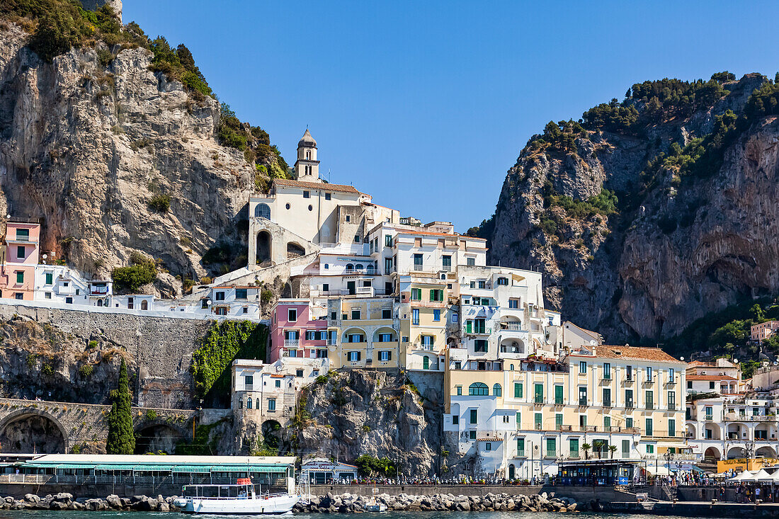 Wohngebäude in der Stadt Amalfi entlang einer Klippe an der Amalfiküste; Amalfi, Salerno, Italien