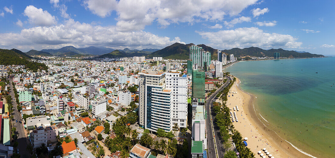 Stadtbild von Nha Trang und Nha Trang Bay; Nha Trang, Provinz Khanh Hoa, Vietnam