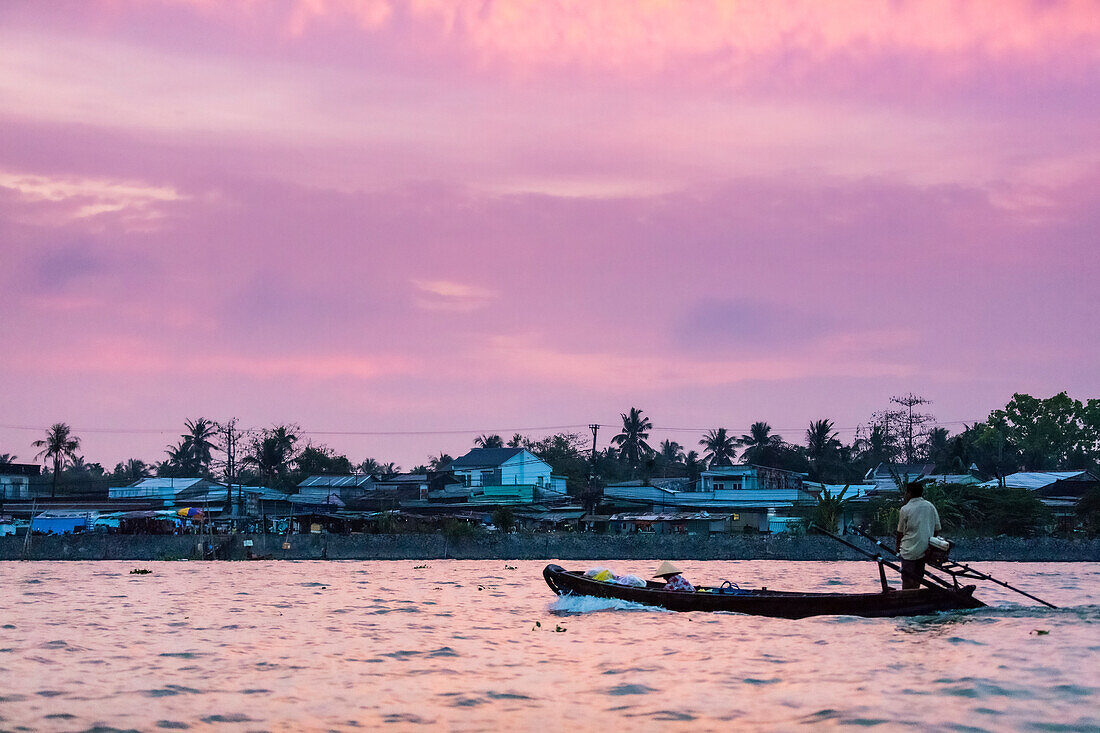 Der schwimmende Markt von Cai Rang im Hau-Fluss in der Abenddämmerung, Mekong-Delta; Can Tho, Vietnam