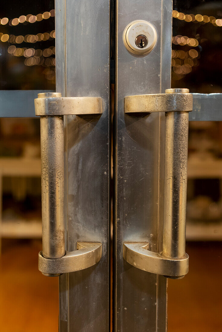 Lange Türgriffe und Schlösser an einer Reihe von doppelten Glastüren; Franklin, Tennessee, Vereinigte Staaten von Amerika