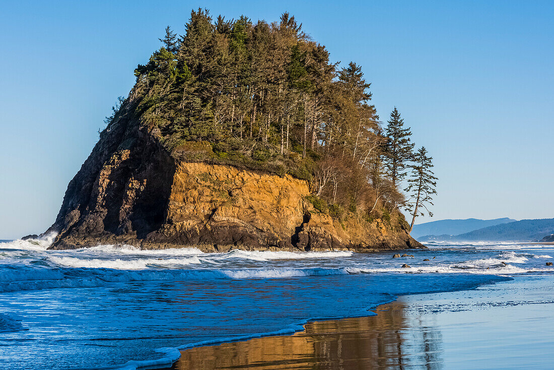 Die Brandung umspült den Fuß des Proposal Rock am Neskowin Beach an der Küste von Oregon; Neskowin, Oregon, Vereinigte Staaten von Amerika