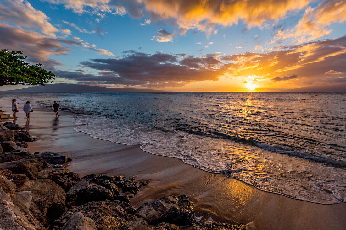 Ein ruhiger Sonnenuntergang am Strand von einem Urlaubsort; Kaanapali, Maui, Hawaii, Vereinigte Staaten von Amerika