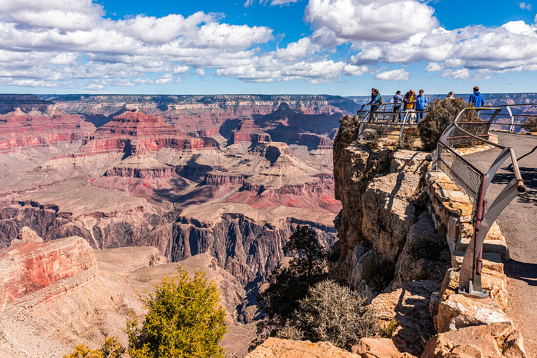 Touristen genießen die Aussicht auf den Grand Canyon vom Maricopa Point aus, South Rim; Arizona, Vereinigte Staaten von Amerika