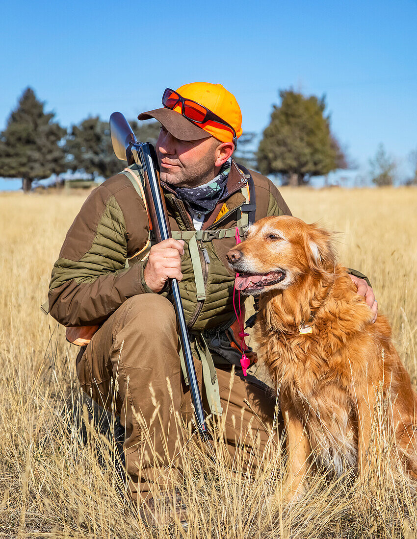 Mann auf der Jagd mit seinem Hund; Denver, Colorado, Vereinigte Staaten von Amerika