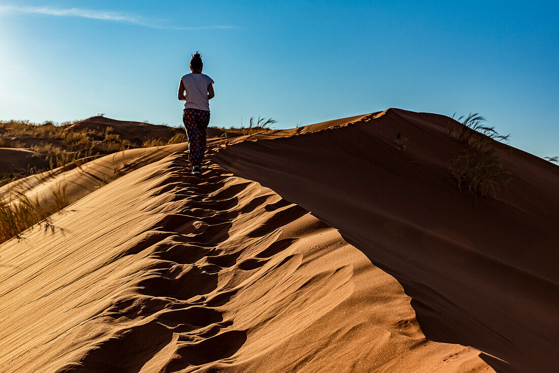 Touristin geht eine Sanddüne hinauf, Elim-Düne, Namib-Wüste; Sesriem, Namibia
