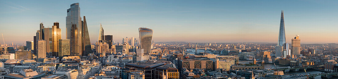 Panoramastadtbild und Skyline von London mit The Shard, 20 Fenchurch und verschiedenen anderen Wolkenkratzern in der Abenddämmerung; London, England