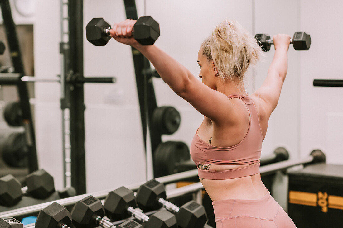 Frau trainiert mit Gewichten; Wellington, Neuseeland